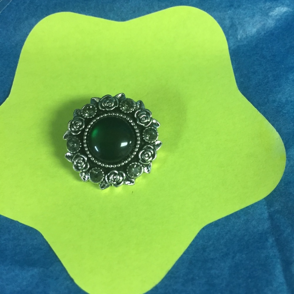18mm Silver wreath & green stone Snap Button